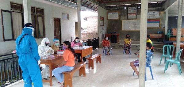 Sebanyak 12 Pedagang di Desa Kutuh di lakukan Pemeriksaan Ravid Test.